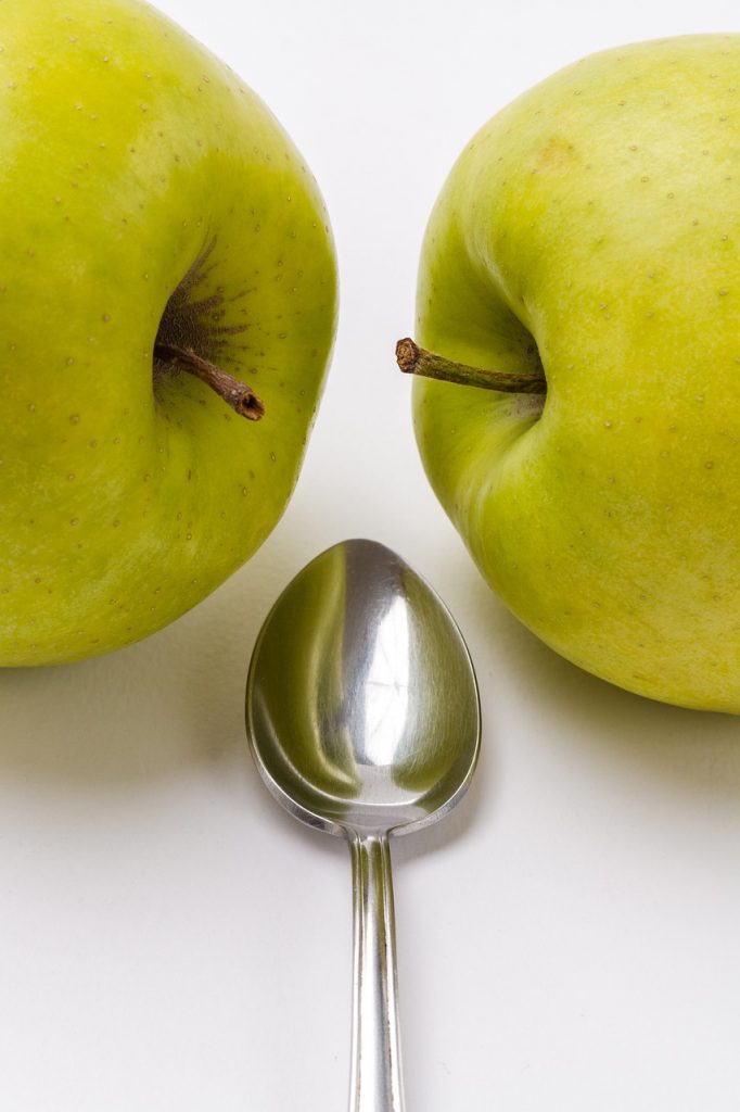 apples_and_spoon